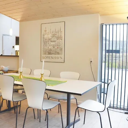 Four-bedroom Holiday In 펜션 *